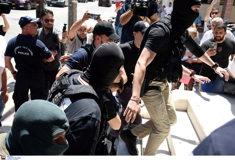 Στα δικαστήρια Πάτρας η Ειρήνη Μουρτζούκου, μετά την ομολογία των δολοφονιών -«Φόνισσα» την αποδοκίμασε το πλήθος