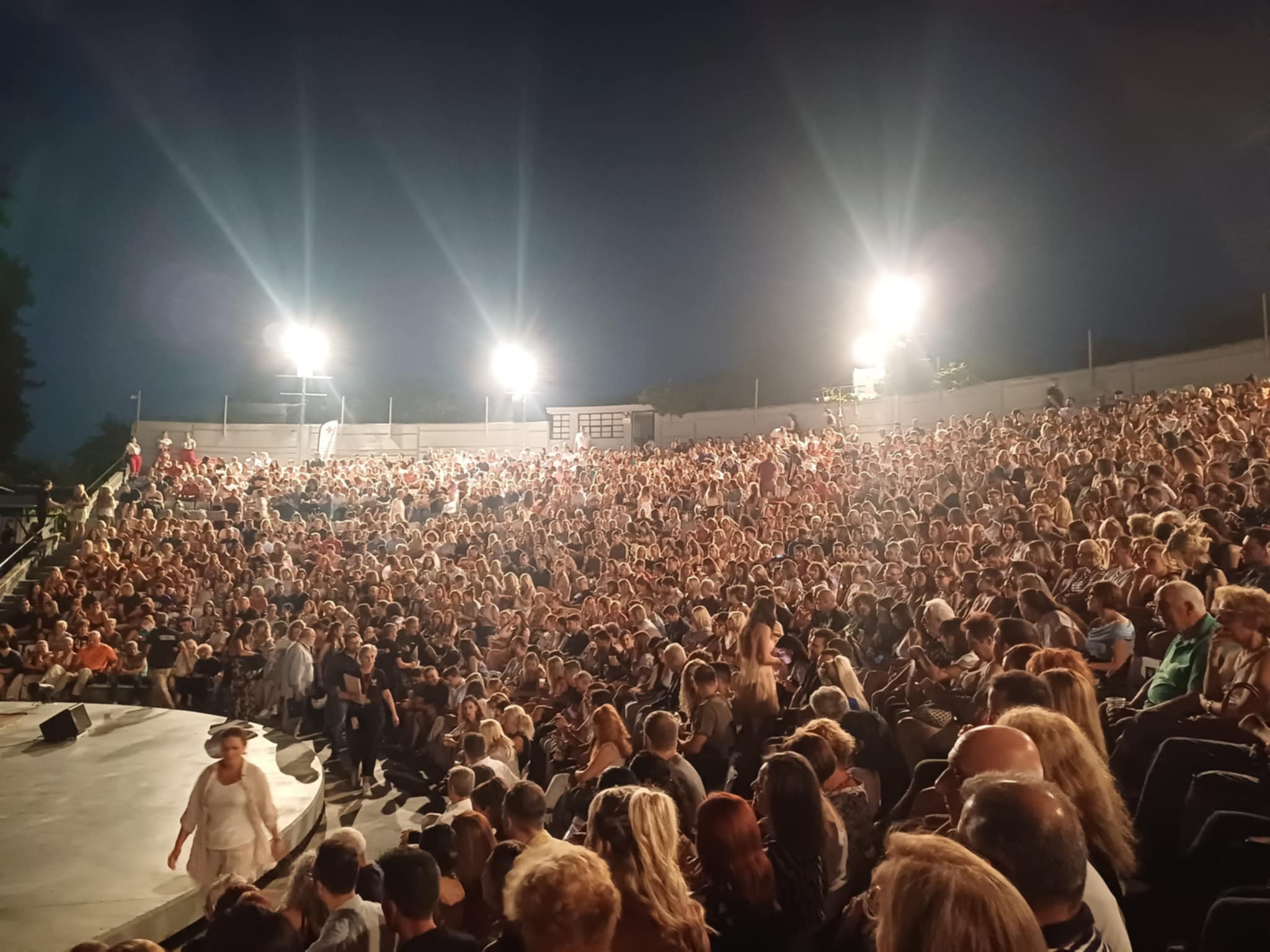 Αποθεωσαν το Γιάννη Μπεζο εκατοντάδες Λαρισαίοι στο Κηποθέατρο στις «Αινιγματικές Παραλλαγές»