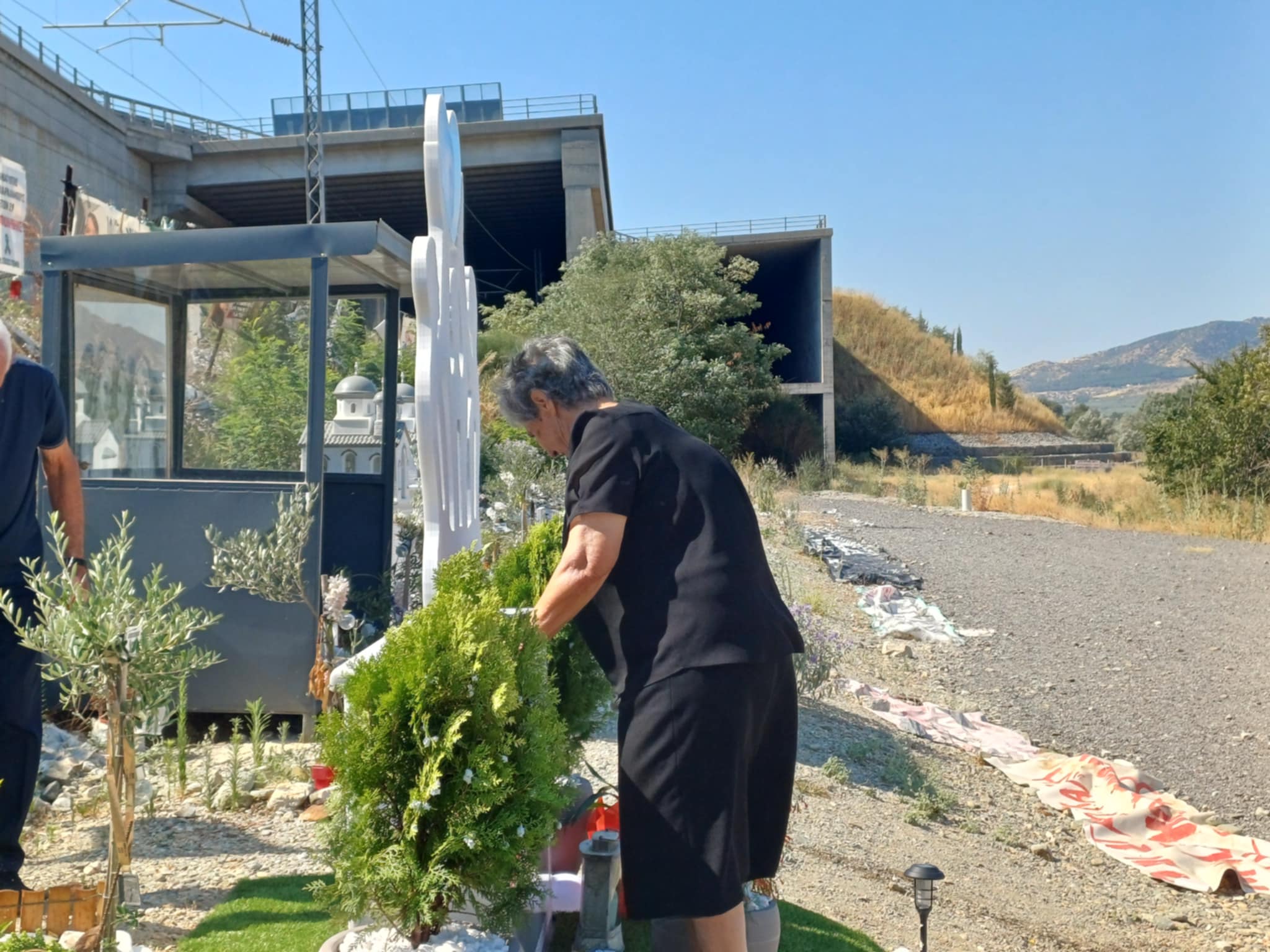 Τέμπη: Τέλεσαν τρισάγιο στον τόπο της τραγωδίας συγγενείς των θυμάτων (ΦΩΤΟ)