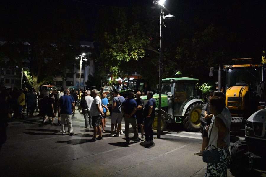 Τα τρακτέρ στην κεντρική πλατεία της Λάρισας για ΟΠΕΚΕΠΕ,αποζημιώσεις, ευλογιά προβάτων, λειψυδρία
