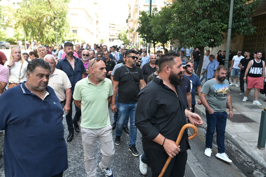 Στην Ηρώδου Αττικού έφτασαν οι κτηνοτρόφοι- Ζητούν συνάντηση με τον Πρωθυπουργό