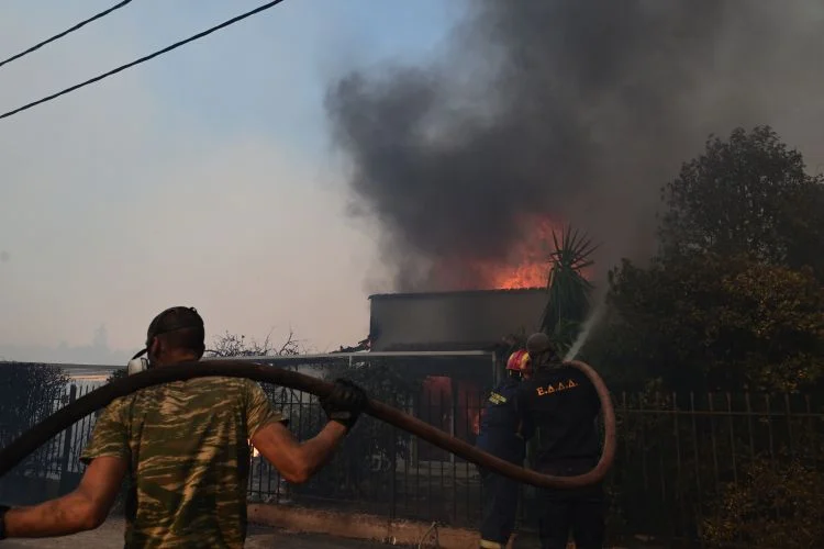 Καίγονται σπίτια σε Κρυονέρι και Δροσοπηγή, ακούγονται εκρήξεις - Μεγάλες φωτιές σε Αττική, Εύβοια, Κύθηρα και Μεσσηνία