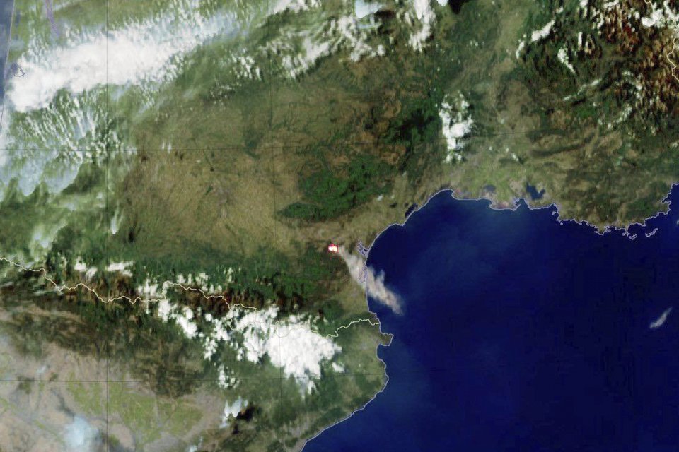 Σε πύρινο κλοιό ο ευρωπαϊκός νότος: Εικόνες Αποκάλυψης με μία νεκρή στη Γαλλία, μαζικές εκκενώσεις στην Ισπανία