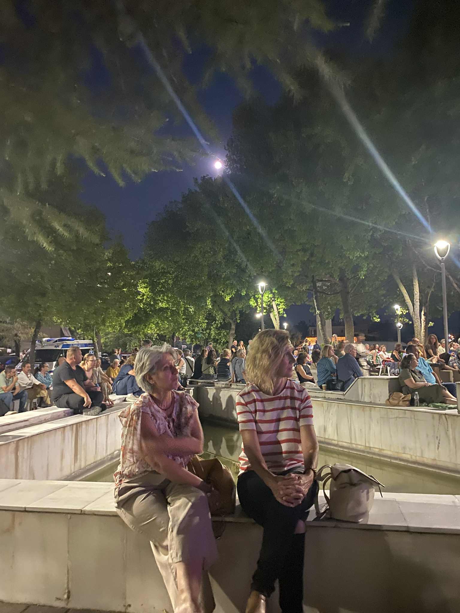 Κάτω από την Αυγουστιάτικη πανσέληνο ο Δημήτρης Παπαδημητρίου ταξίδεψε τους Λαρισαίους σε ονειρικά μονοπάτια (ΦΩΤΟ+video)