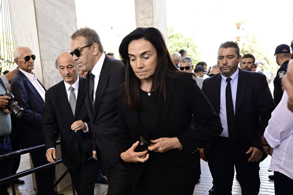 Σε κλίμα βαθιάς οδύνης το τελευταίο αντίο στη Λένα Σαμαρά -Δείτε βίντεο και φωτογραφίες