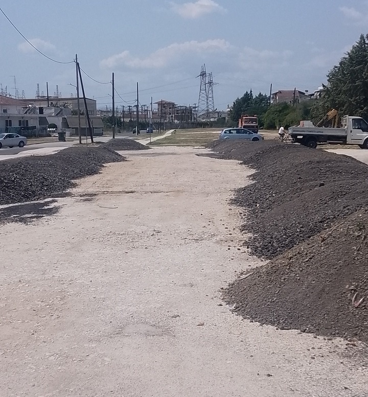Ο Δήμο Λαρισαίων μετετρέπει χώρο πρασίνου σε πάρκιγκ (ΦΩΤΟ)