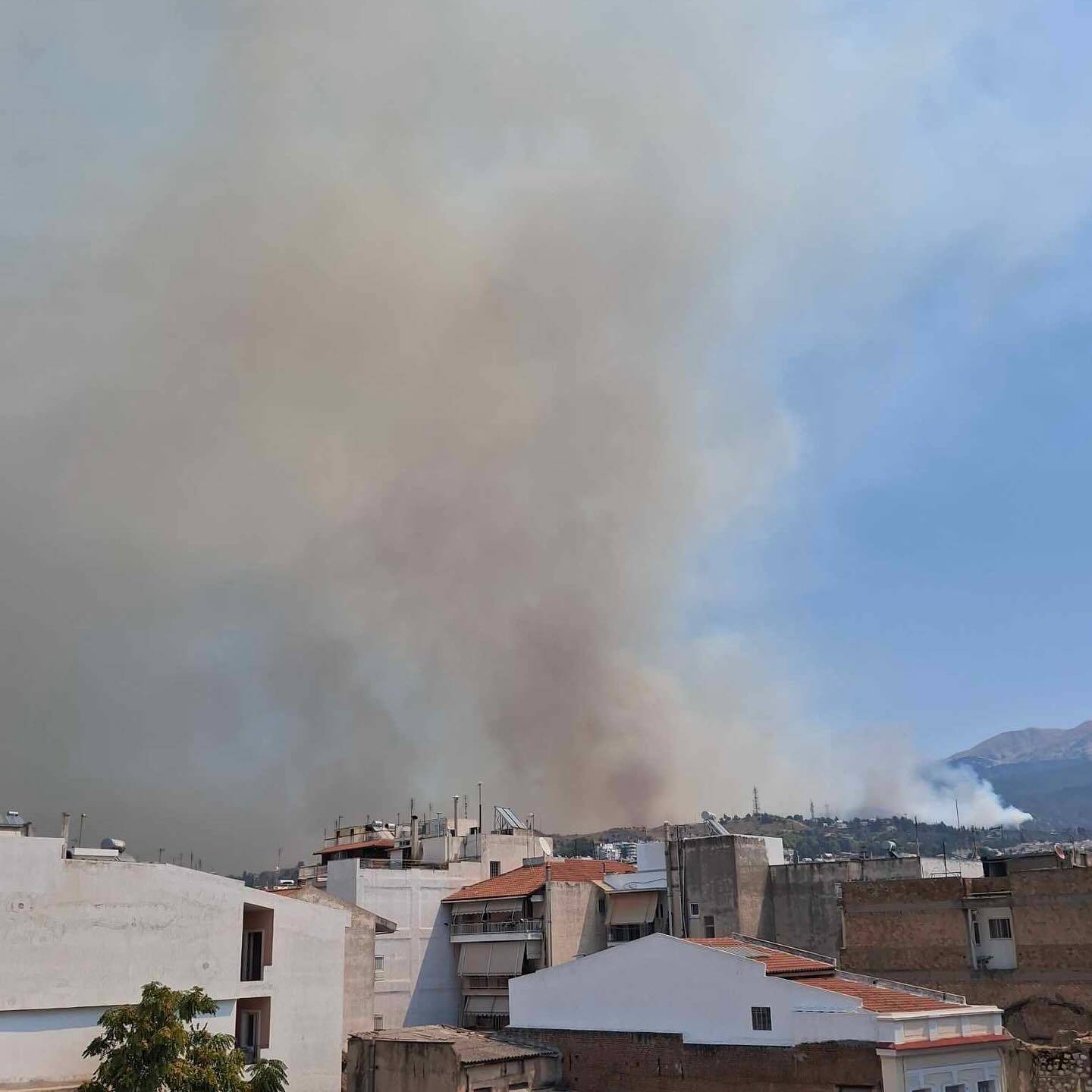 Μαίνεται η φωτιά στην Πάτρα, κοντά σε σπίτια οι φλόγες στην Αρόη -Μέτωπα και σε Πρέβεζα, Ζάκυνθο, Χίο, Κεφαλονιά