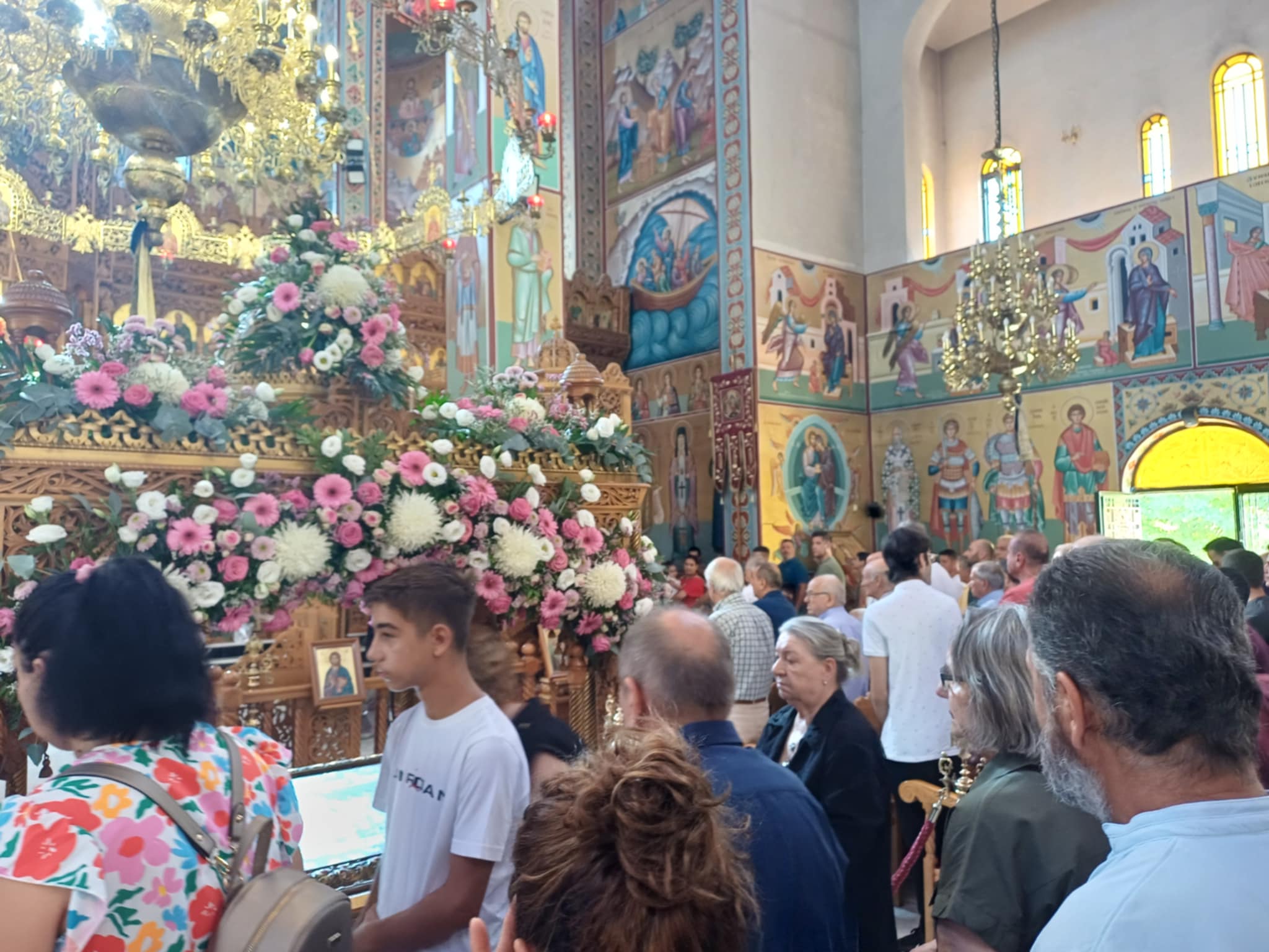 Κοίμηση της Θεοτόκου στη Λάρισα¨Πλήθος πιστών στον ναό της Παναγίας στα Ταμπάκικα (ΦΩΤΟ+video)