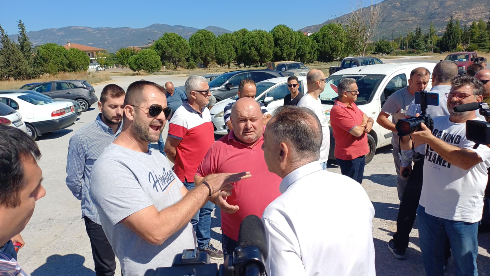 Έκτακτη επίσκεψη Κουρέτα, Κέλλα σε σταθμό απολύμνασης στο Μακρυχώρι- ένταση με κτηνοτρόφους που ζητούν εμβόλιο (ΦΩΤΟ+video)