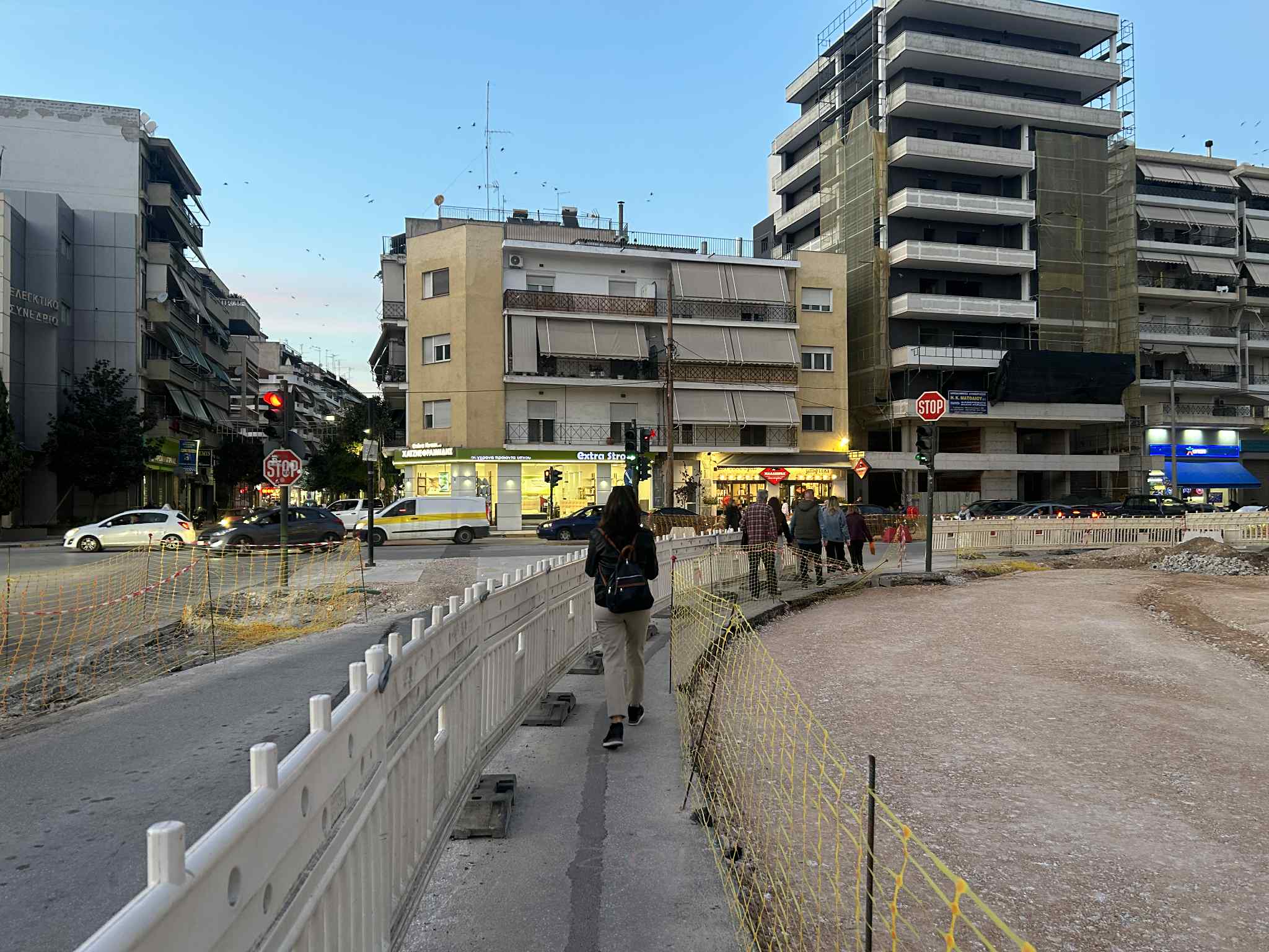 Φόβος στην Ηρ. Πολυτεχνείου: Περνανε δίπλα στα αυτοκίνητα οι πεζοί με ένα πλαστικό κιγκλίδωμα (ΦΩΤΟ+video)