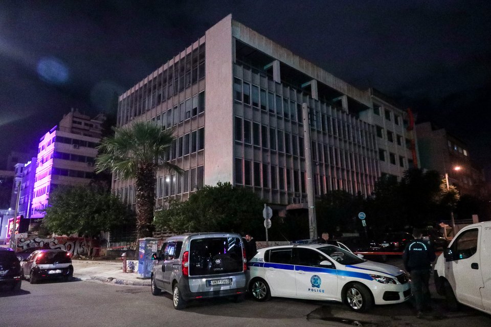 Έκρηξη σε παράρτημα του υπ. Αγροτικής Ανάπτυξης: Φθορές στην είσοδο, έρευνες της ΕΛΑΣ στο σημείο