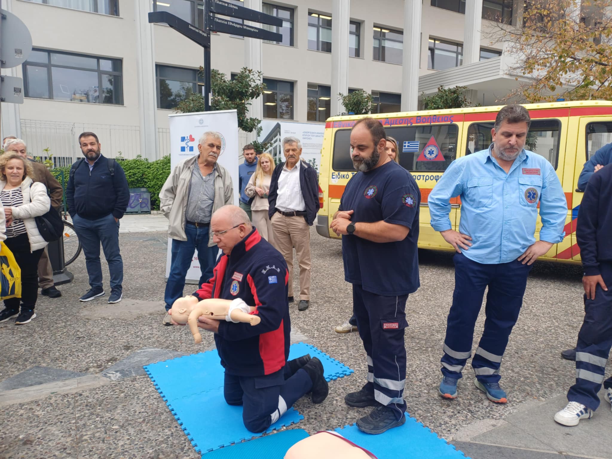 Ανοιχτή επίδειξη στους πολίτες του ΚΑΡΠΑ από το ΕΚΑΒ στη Λάρισα (ΦΩΤΟ