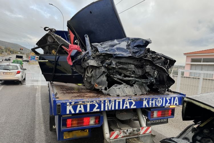 Τραγωδία: Τρεις νεκροί σε καραμπόλα στον παράδρομο της Αθηνών-Λαμίας -Nεκρός οδηγός μηχανής στην Αθηνών-Κορίνθου