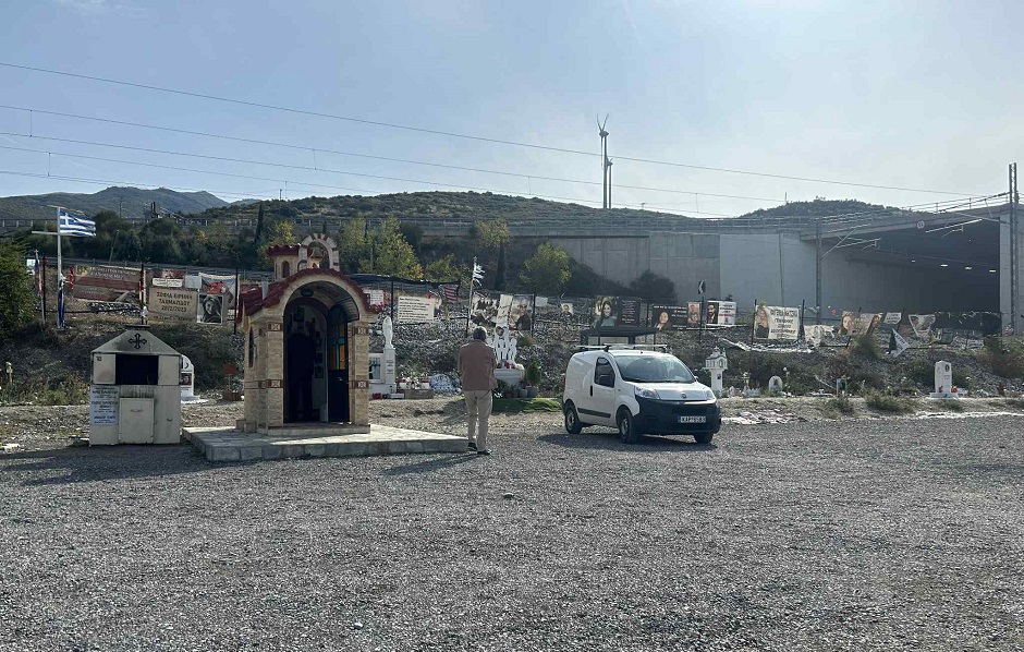 Συγκινεί ο παππούς του αδικοχαμένου Τάσου Κωτσόπουλου: κάθε Κυριακή έρχεται από Καρδίτσα στα Τέμπη κι ανάβει ένα κερί  (ΦΩΤΟ)