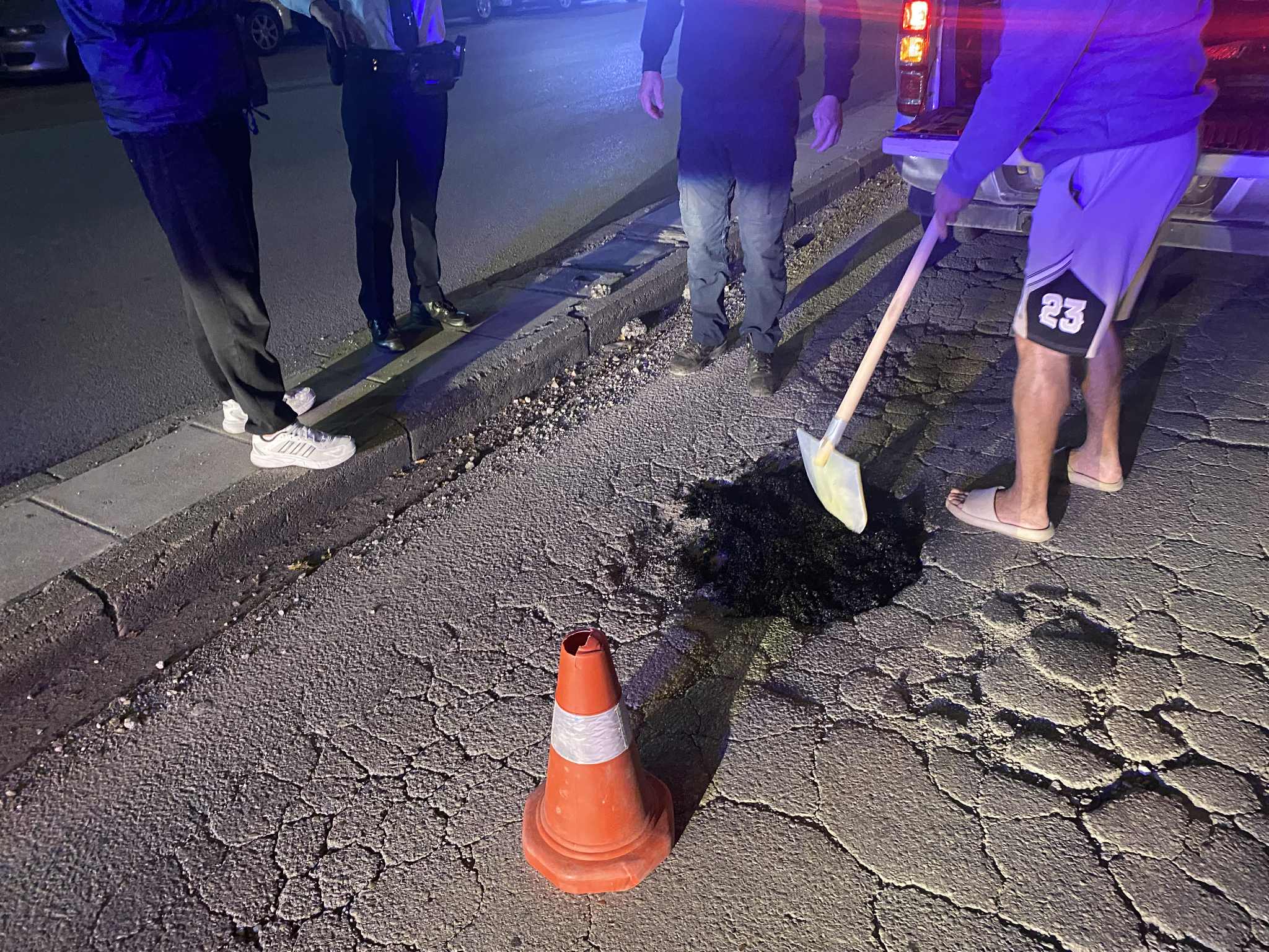Ταξί έπεσε σε λακούβα 10 εκατ. βάθους στο κέντρο της Λάρισας και έσκασε λάστιχο (ΦΩΤΟ)