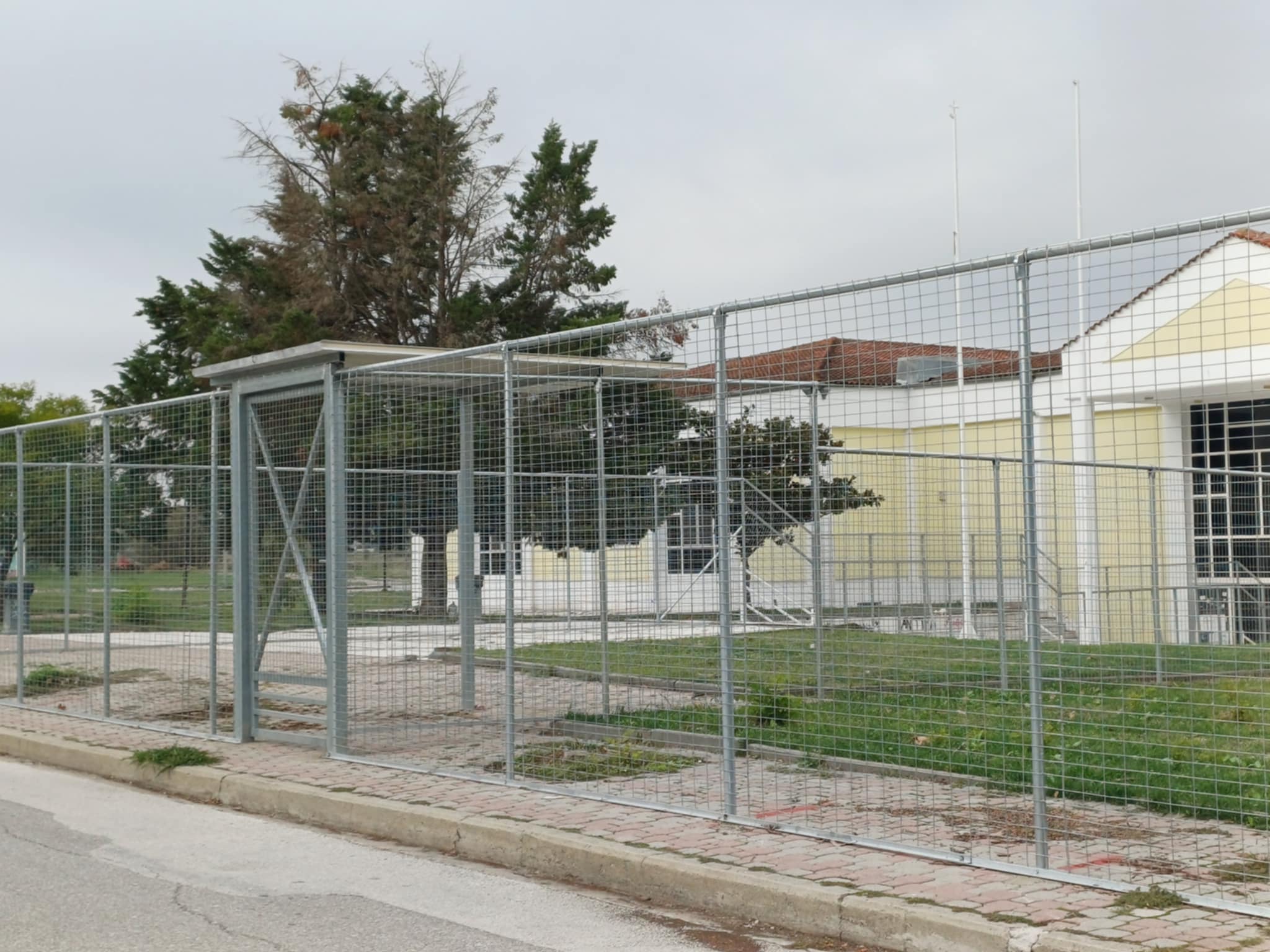 Αστακό θυμίζει με την περίφραξη το συνεδριακό ΓΑΙΠΟΛΙΣ όπου θα φιλοξενηθεί η δίκη των Τεμπών (ΦΩΤΟ)