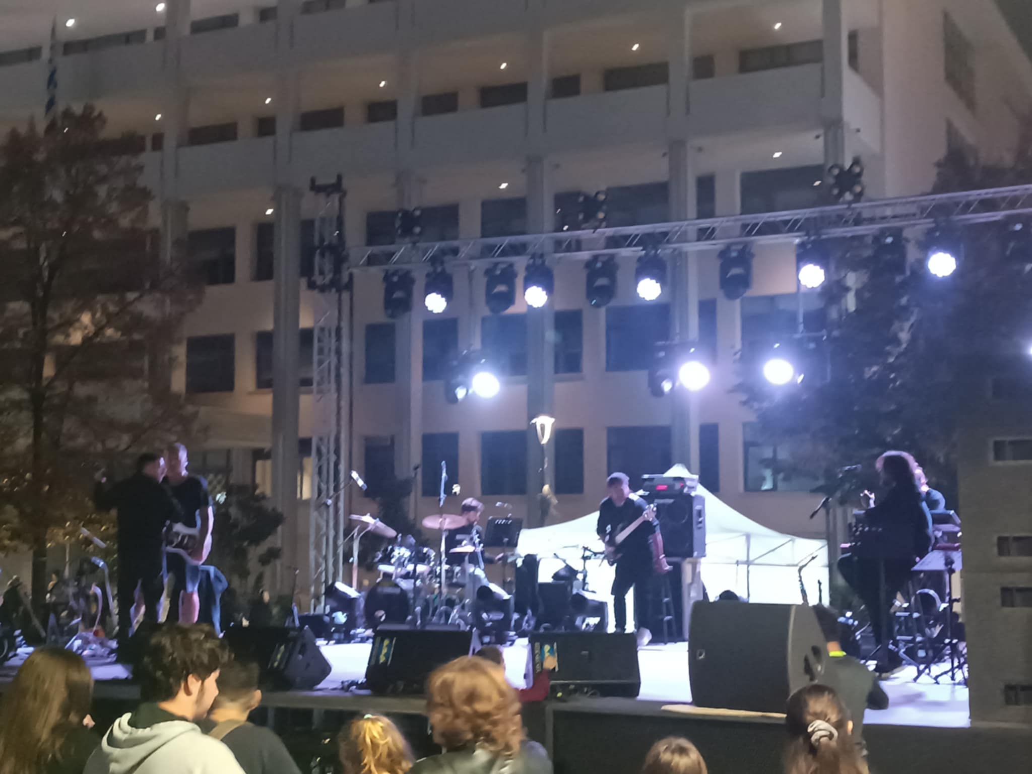 Δυναμική εκκίνηση για το Φεστιβάλ Νεολαίας Λάρισας με συναυλία APON στην κεντρική πλατεία
