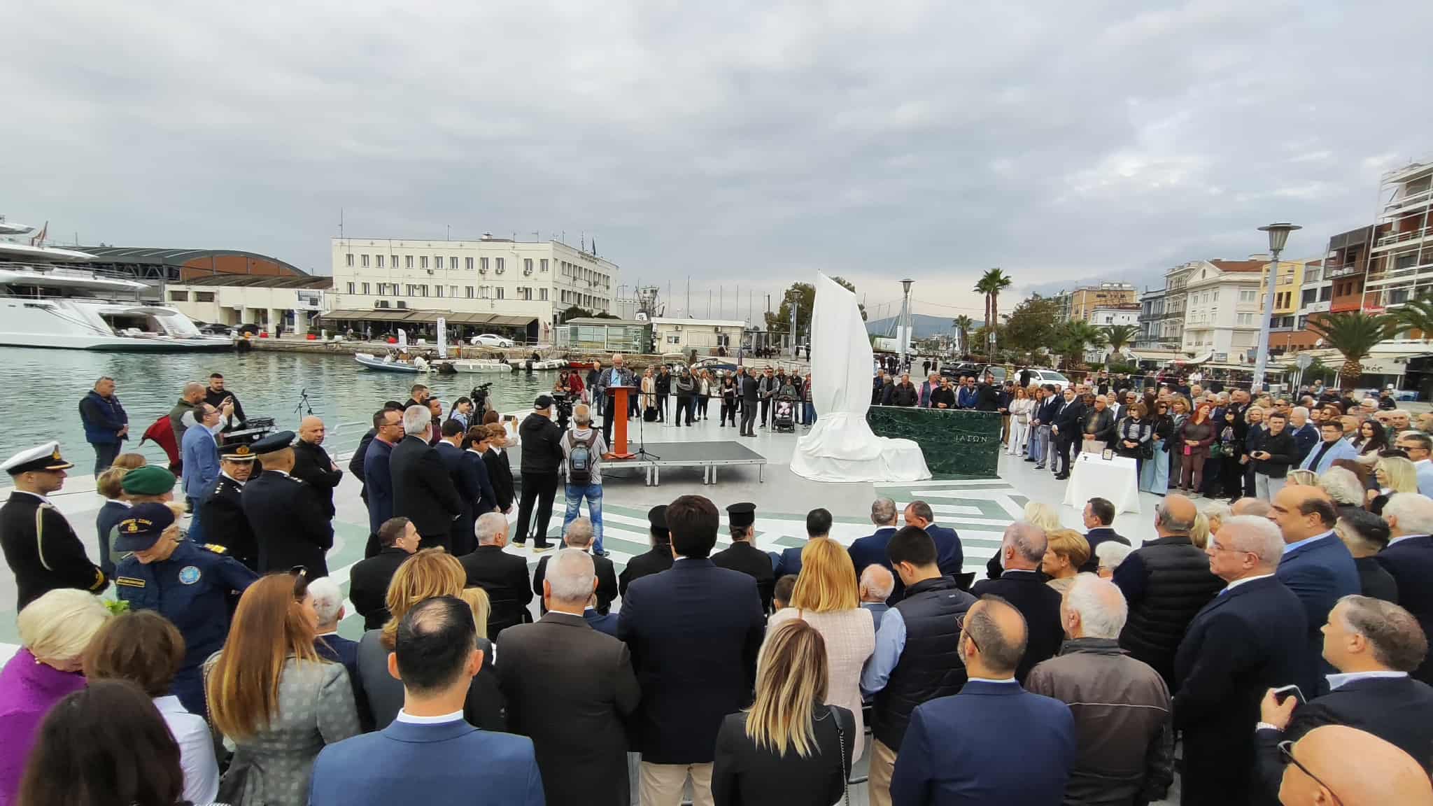 Στα αποκαλυπτήρια του αγάλμaτος του Ιάσονα στην παραλία ο Αδωνις Γεωργιάδης (ΦΩTO)