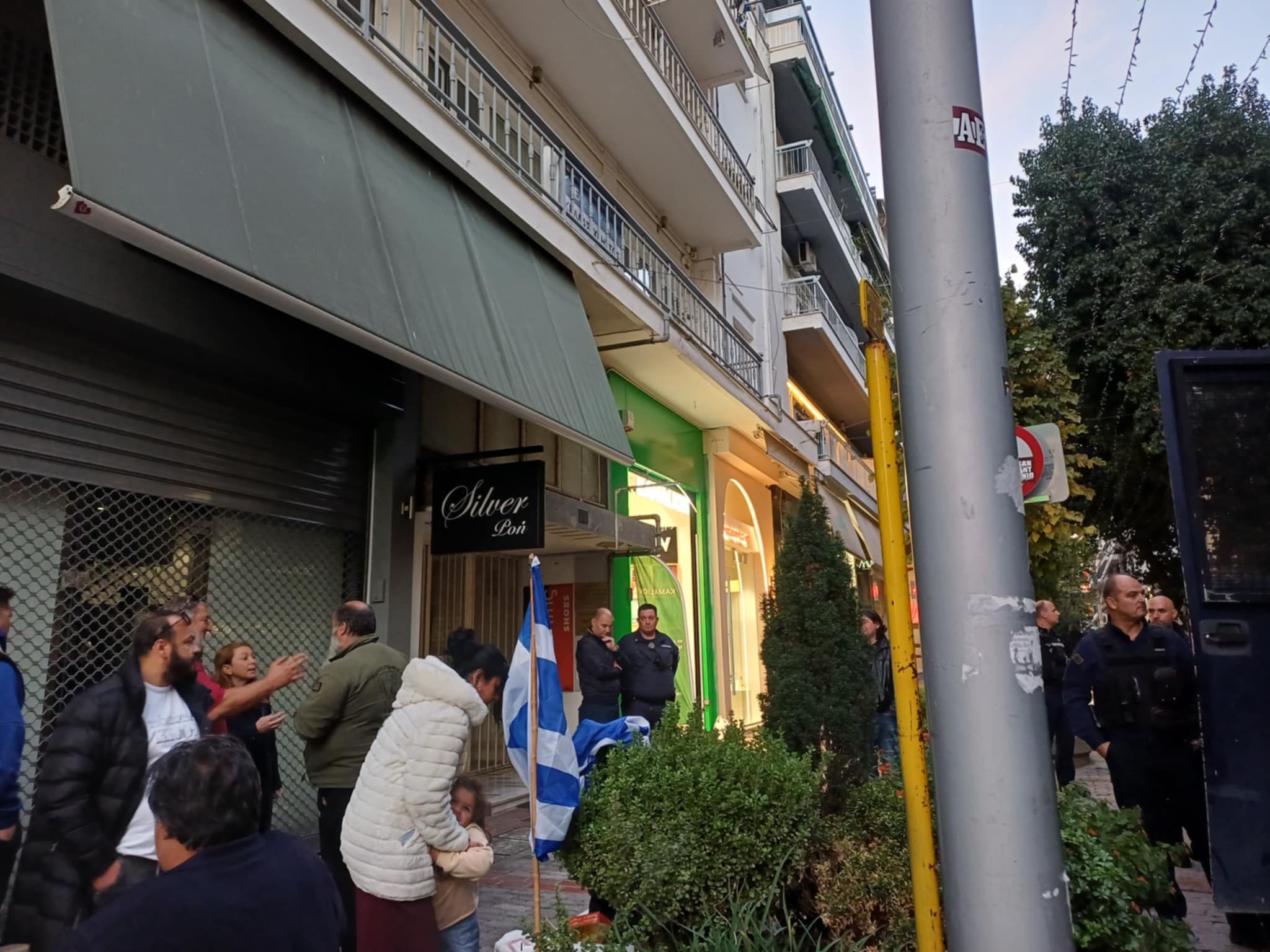 Παραμένουν και το βράδυ έξω από τα γραφεία του Κέλλα οι κτηνοτρόφοι, ζητούν να τον συναντήσουν