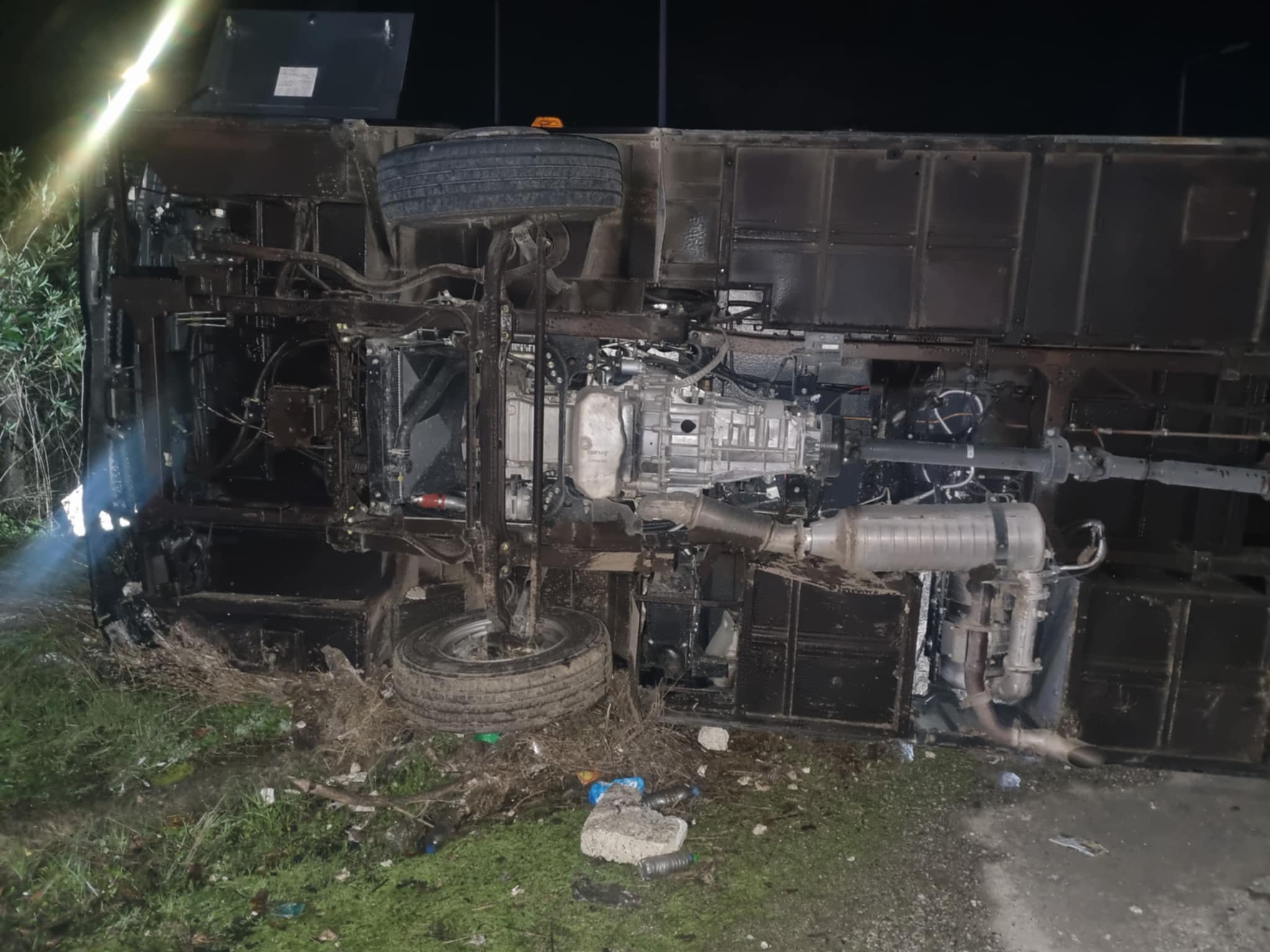 Ελιγμό για να αποφύγει σκύλο έκανε ο οδηγός του λεωφορείου που ανατράπηκε στο Ριζόμυλο (ΦΩΤΟ+video)