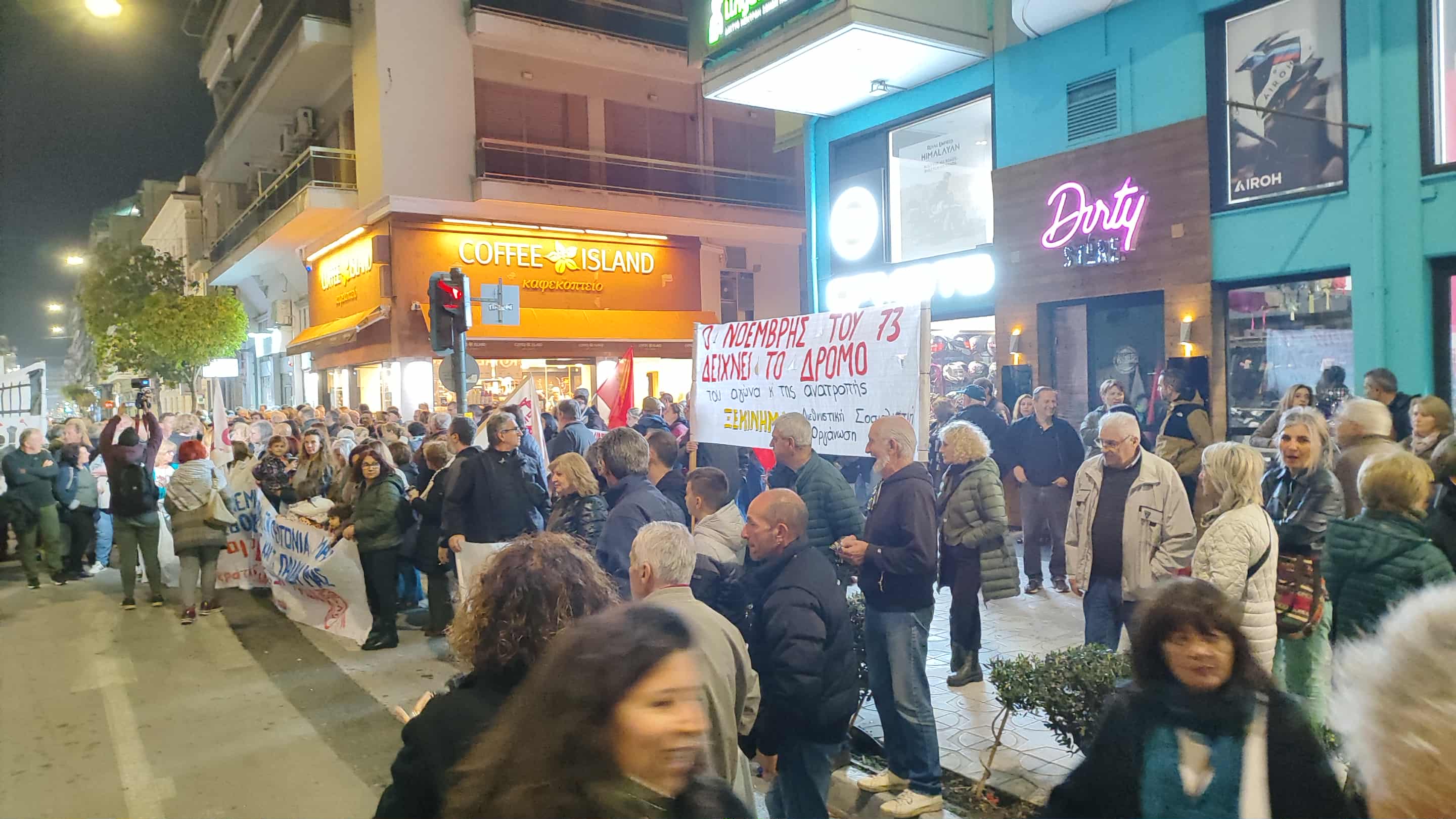 Βόλος: Σε εξέλιξη η πορεία για το Πολυτεχνείο χωρίς -εκτροπα προς το παρόν (ΦΩΤΟ)