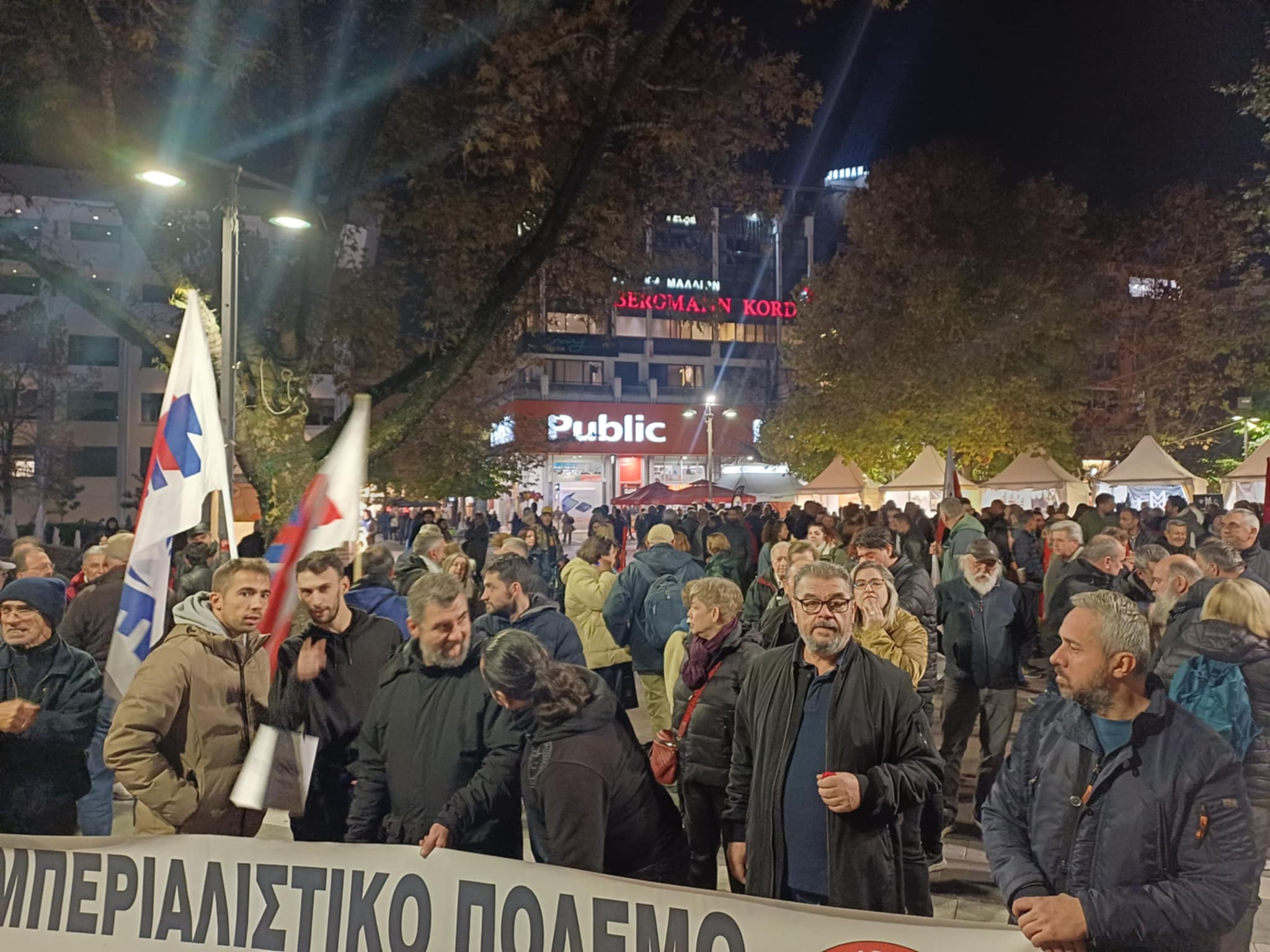 Με συνθήματα για δημοκρατία. ειρήνη, δικαιοσύνη η μεγάλη συγκέντρωση για το Πολυτεχνείο στην κεντρική παλτεία (ΦΩΤΟ)