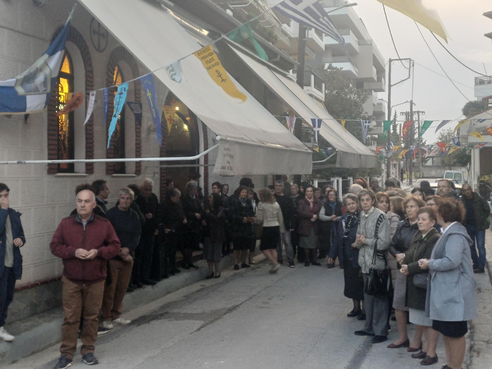 Πλήθος πιστών στη Λάρισα υποδέχτηκε τμήμα του Ιερού λειψάνου του Αγίου Στυλιανού (ΦΩΤΟ+video)