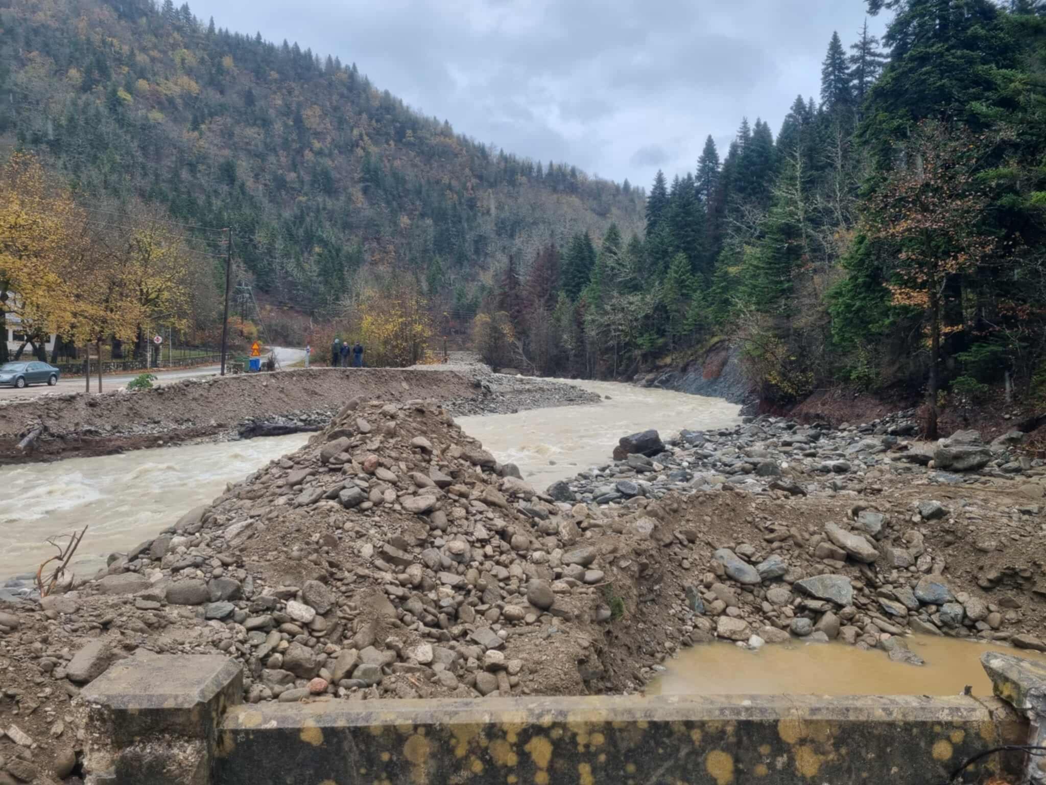 Αποκλεισμένα χωριά στον Ασπροπόταμο – Ζημιές στο οδικό δίκτυο από την κακοκαιρία
