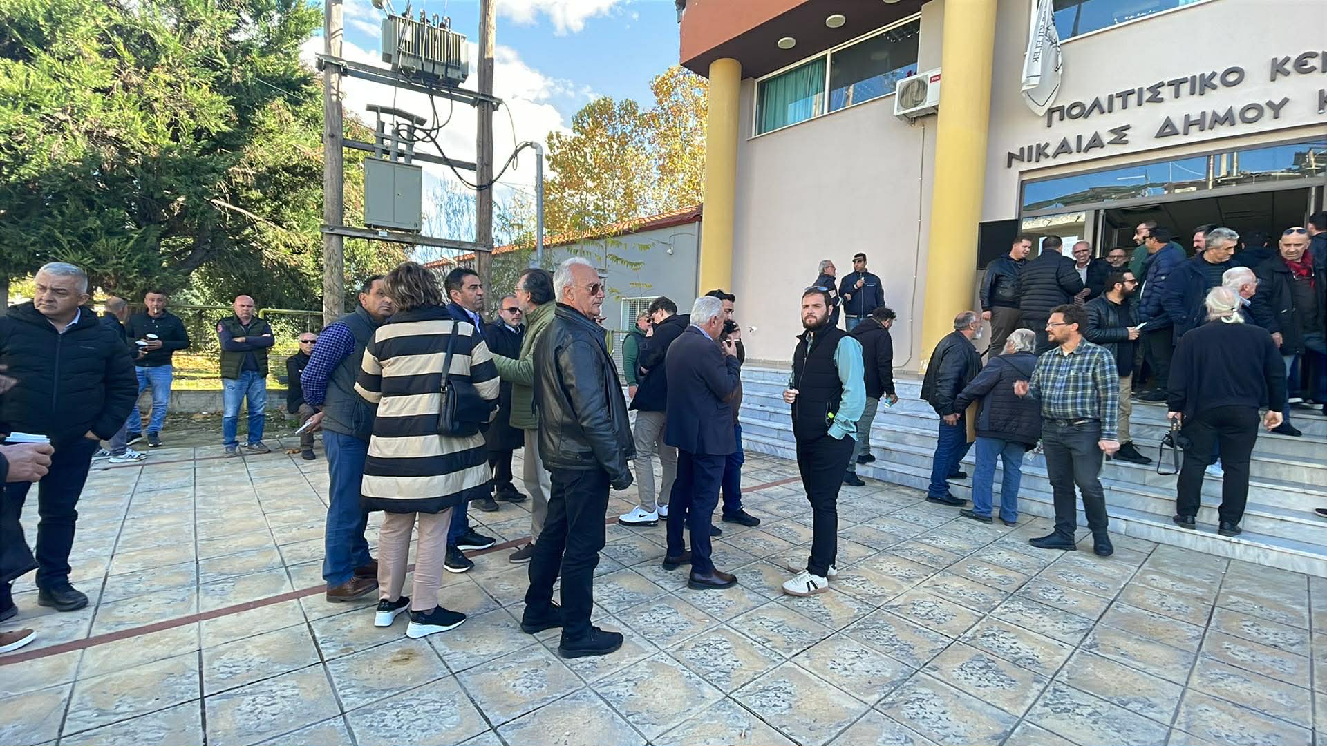 Χριστούγεννα στα μπλόκα αποφασίζουν οι αγρότες στη σύσκεψη της Πανελλαδικής στη Νίκαια (ΦΩΤΟ)