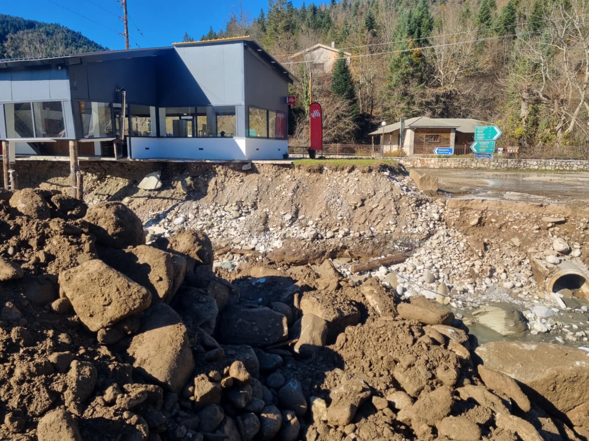 Συνεχίζονται εργασίες αποκατάστασης στον Ασπροπόταμο εν αναμονή νέου κύματος από αύριο (ΦΩΤΟ+video)