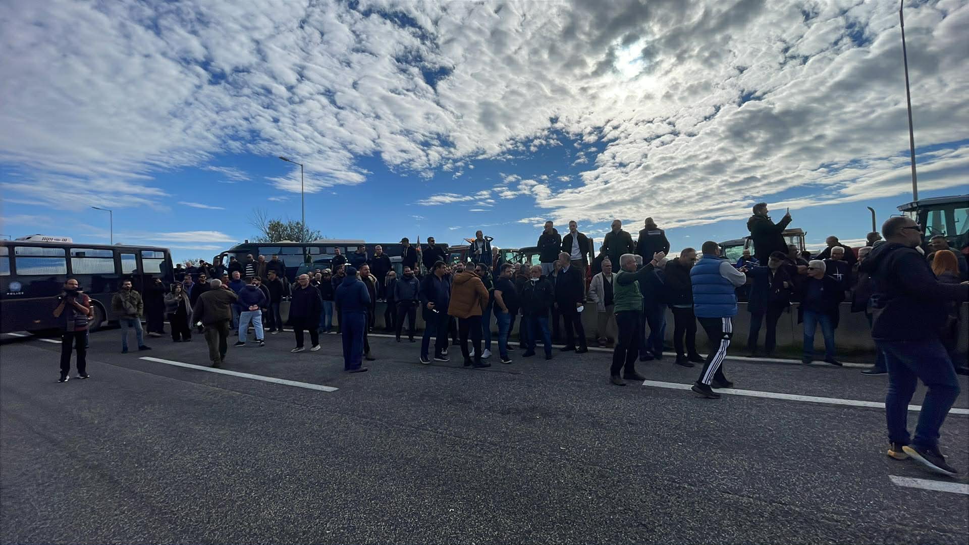 Ένταση στον κόμβο της Νίκαιας- τα ΜΑΤ εμποδίζουν τους αγρότες να ανεβασουν τρακτερ στην Εθνική (ΦΩΤΟ+video)