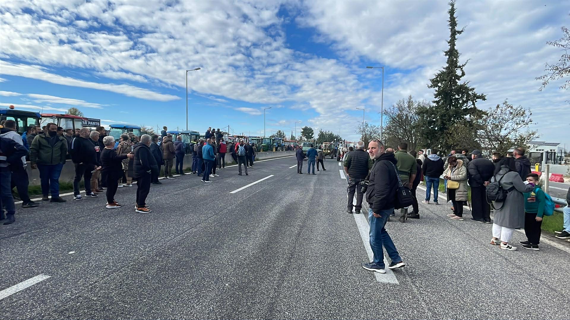 Επεισοδιακά ξεκίνησαν τα μπλόκα των αγροτών με την Αστυνομία: Χημικά σε Νίκαια και Πλατύκαμπο - Δείτε βίντεο