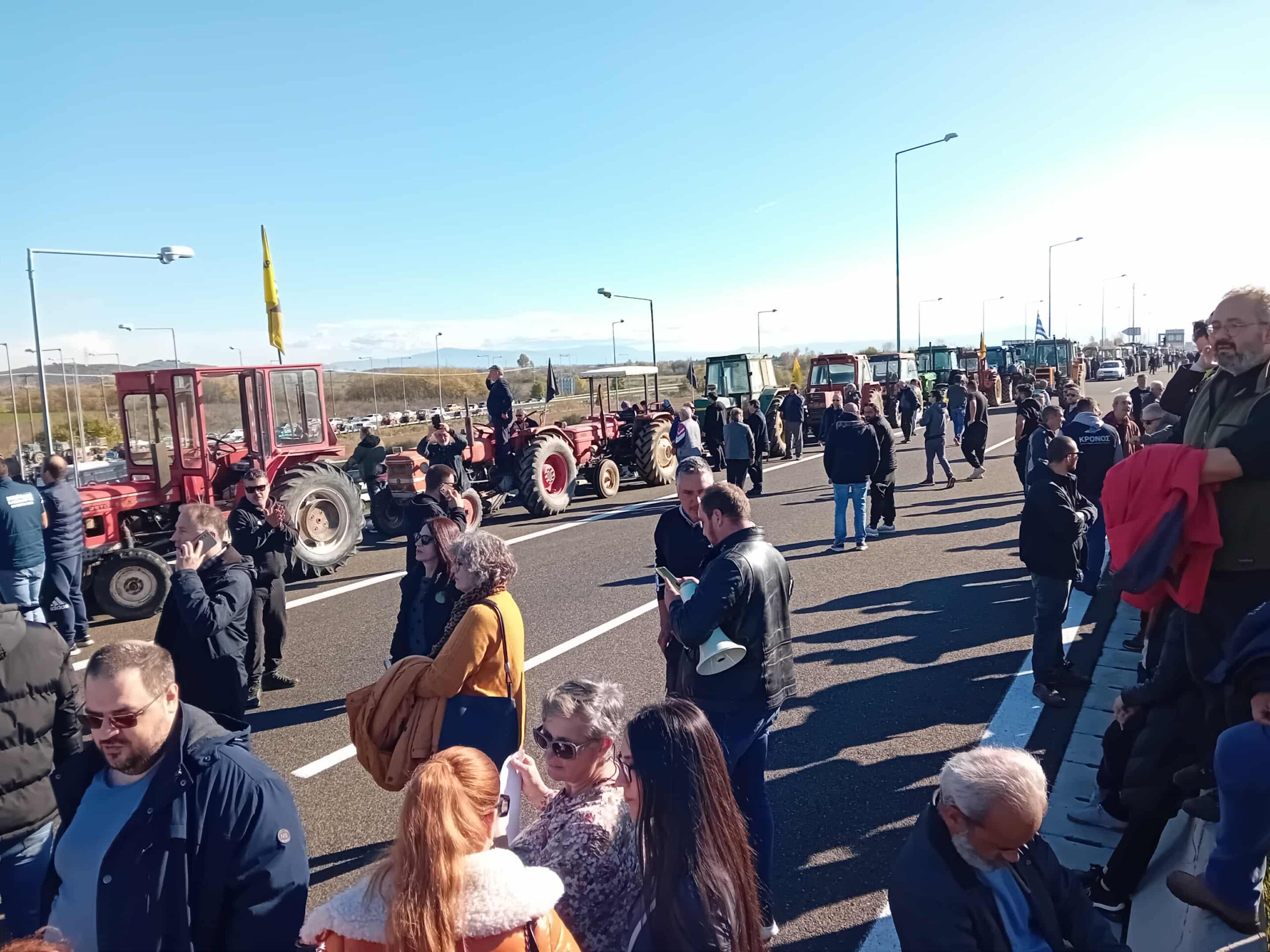 “Λύσεις εδώ και τώρα ζητούν” οι αγρότες της Καρδίτσας που παραμένουν πάνω στον Ε 65 (φωτο +video)