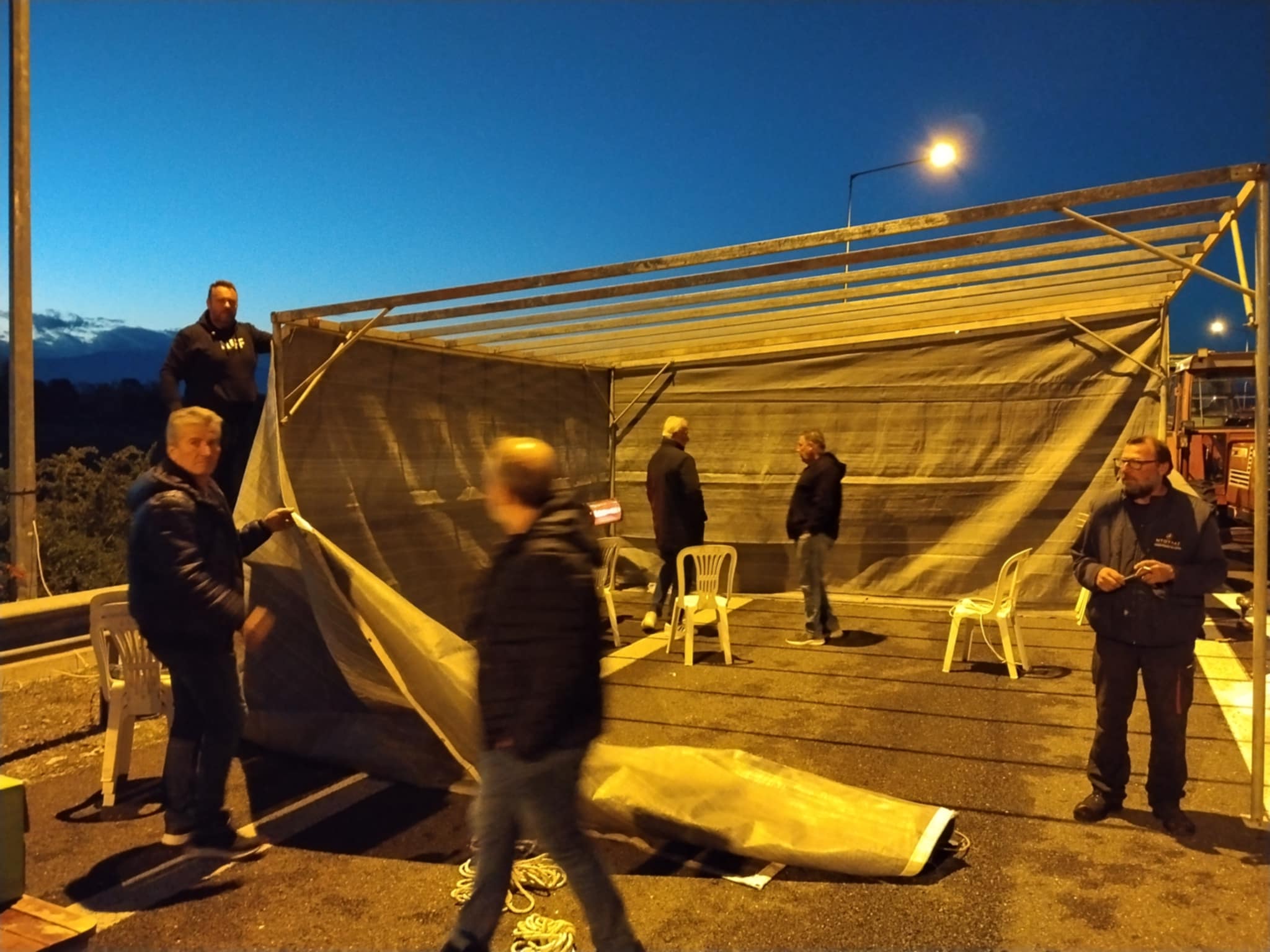 Οργανώνονται στο μπλόκο του Ε65 και δηλώνουν αποφασισμένοι να μείνουν όσο χρειαστεί οι αγρότες της Καρδίτσας