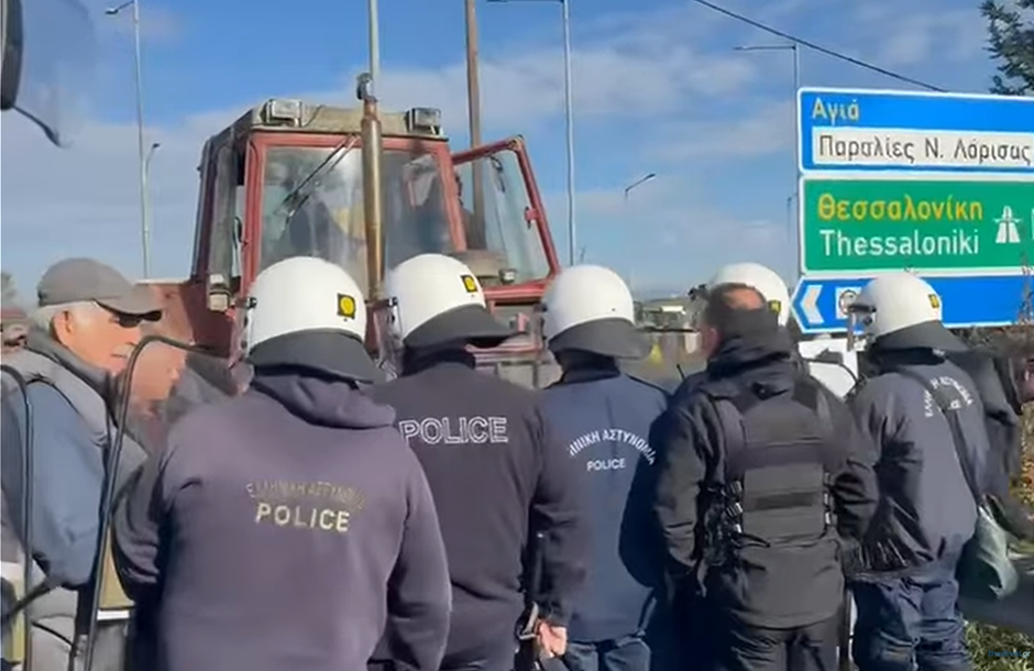 Συγκέντρωση αλληλεγγύης αγροτών για τους τρεις συλληφθέντες που οδηγούνται στο αυτόφωρο (ΦΩΤΟ)