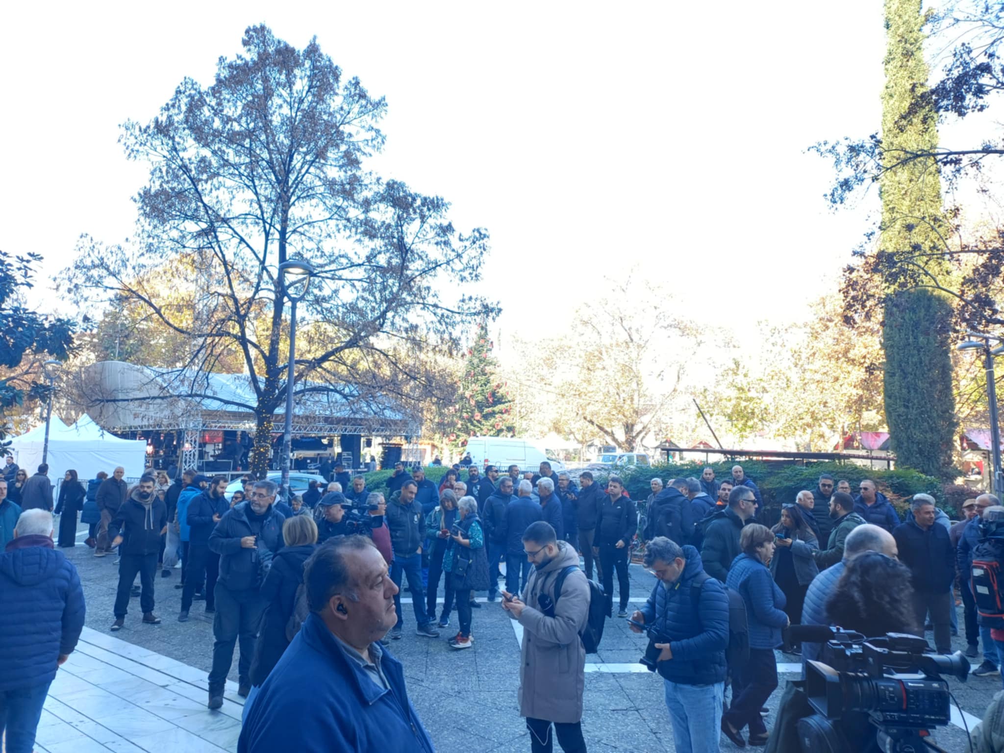 Δεκάδες αγρότες έξω από τα δικαστήρια αλληλέγγυοι στους συλληφθέντες που έφτασαν στο Μεταγωγών (ΦΩΤΟ)