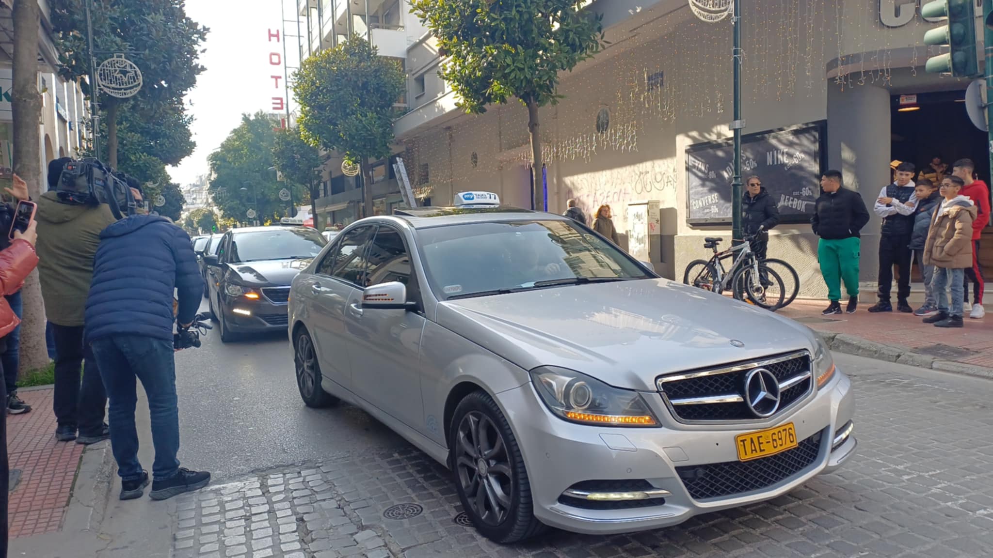 Απεργούν οι ταξιτζήδες στη Λάρισα- πανό έξω από το γραφείο Κέλλα και πορεία προς το μπλόκο της Νίκαιας (ΦΩΤΟ+video)