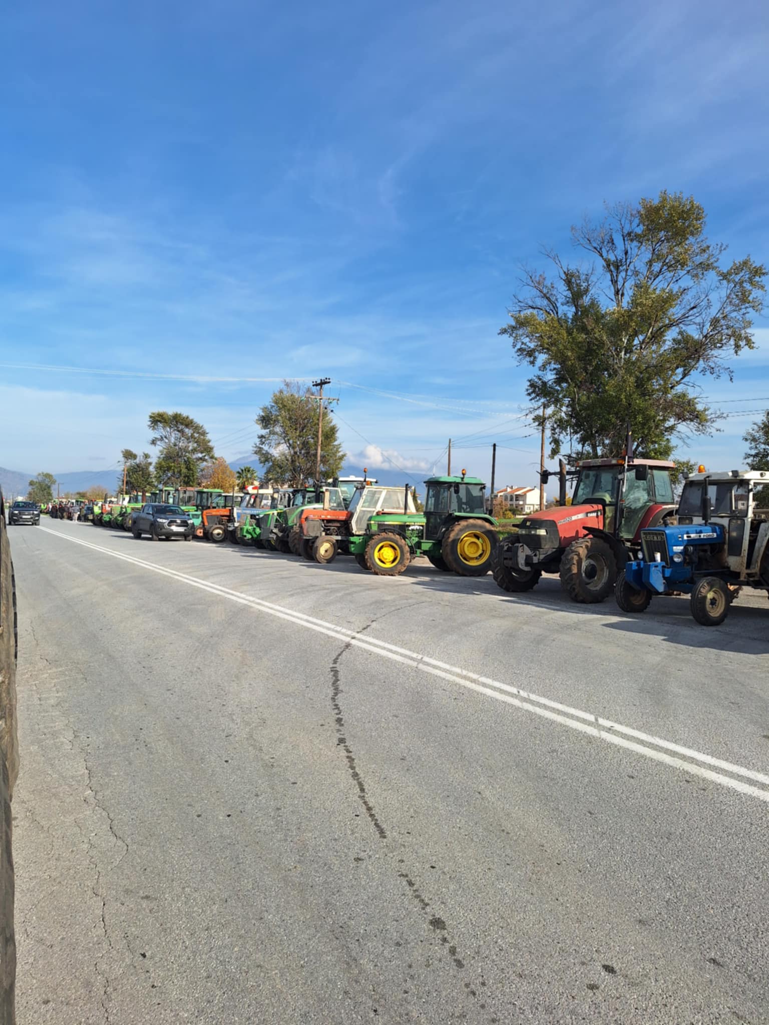 Μεγάλο κομβόϊ με 270 τρακτέρ από χωριά των δήμων Κιλελέρ και Τεμπών έτοιμο για το μπλόκο της Νίκαιας (ΦΩΤΟ)