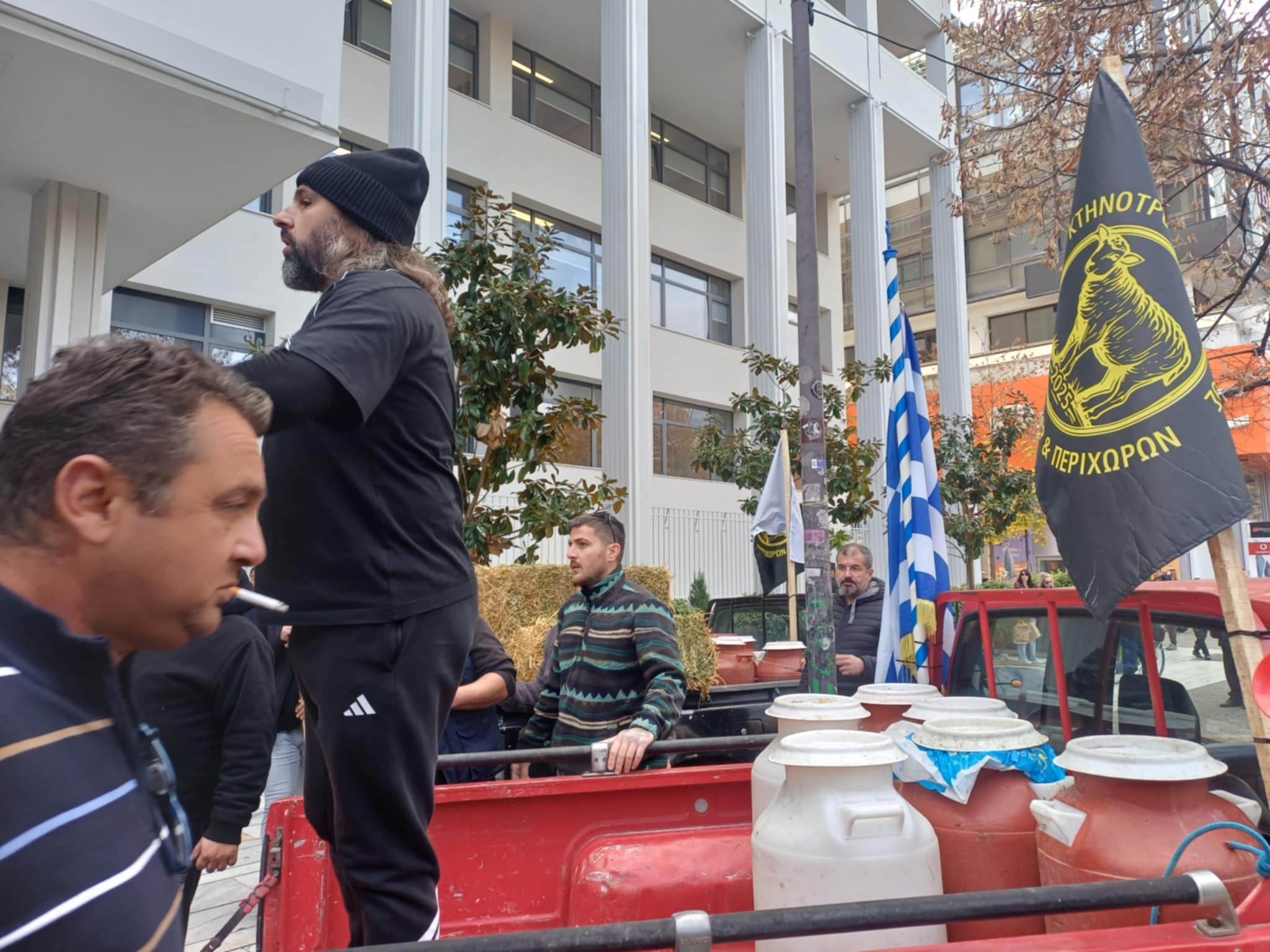 Οργισμένοι κτηνοτρόφοι στην κεντρική πλατεία έχυσαν γάλα και ζωοτροφές (ΦΩΤΟ+video)