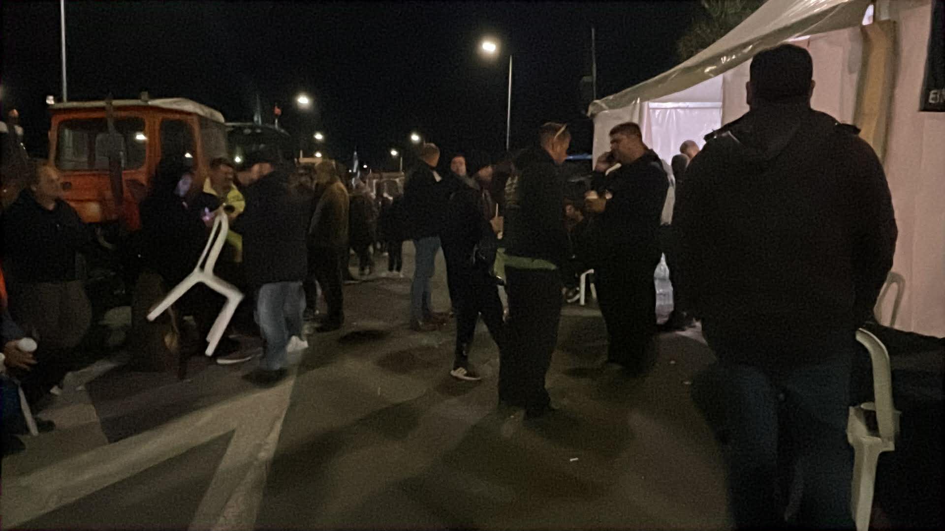 Συμπαράσταση το απόγευμα στο μπλόκο της Νίκαιας από ντελιβεράδες