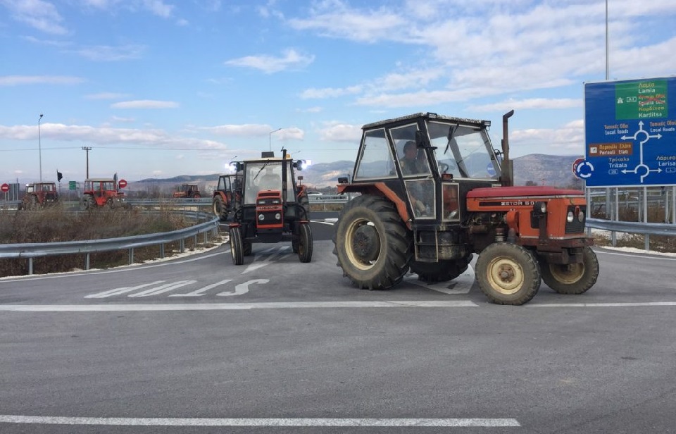 Νέα ενίσχυση  με 100 τρακτέρ από περιοχή Τυρνάβου στο μπλόκο της Νίκαιας-έκλεισε και στον Λόγγο Τρικάλων ο Ε-65(ΦΩΤΟ+video)