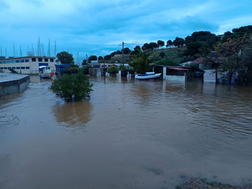 Η κακοκαιρία Byron «σφυροκοπά» την Αττική, δρόμοι ποτάμια και πλημμύρες -112 σε Μάνδρα-Μέγαρα, κλειστή η  Αθηνών-Κορίνθου