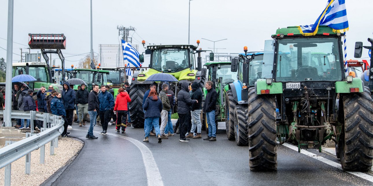 Στήνουν μπλόκο στον ΠΑΘΕ στον κόμβο Μικροθηβών αγρότες του Αλμυρού (ΦΩΤΟ)