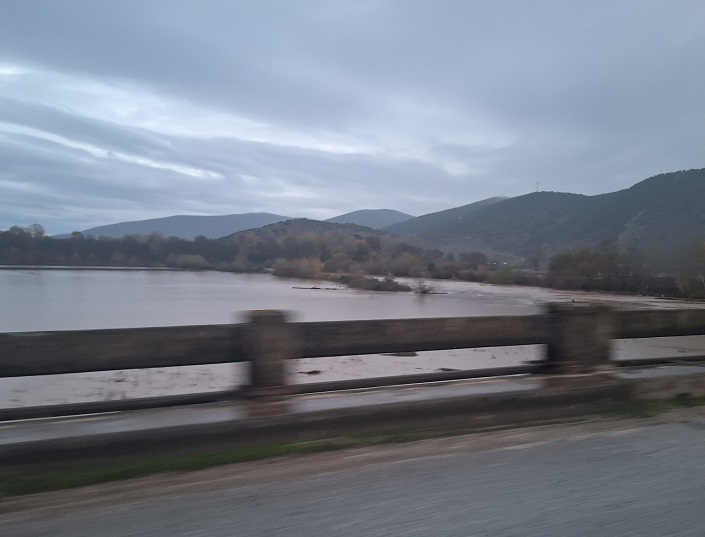 Στα 4.70 μετρα η στάθμη του Πηνειού στη Λάρισα με ρυθμό ανόδου 10 εκατ. την ώρα -σε επιφυλακή η ΔΕΥΑΛ