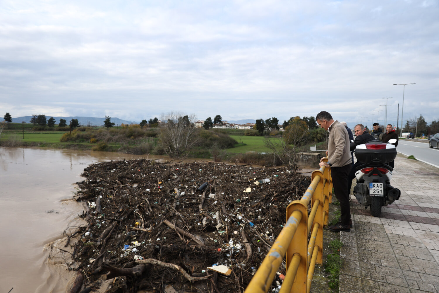 Δύσκολη νύχτα πέρασε η Λάρισα: Έφτασε στα 6,30 μέτρα η στάθμη του Πηνειού πριν αρχίσει να υποχωρεί (ΦΩΤΟ)