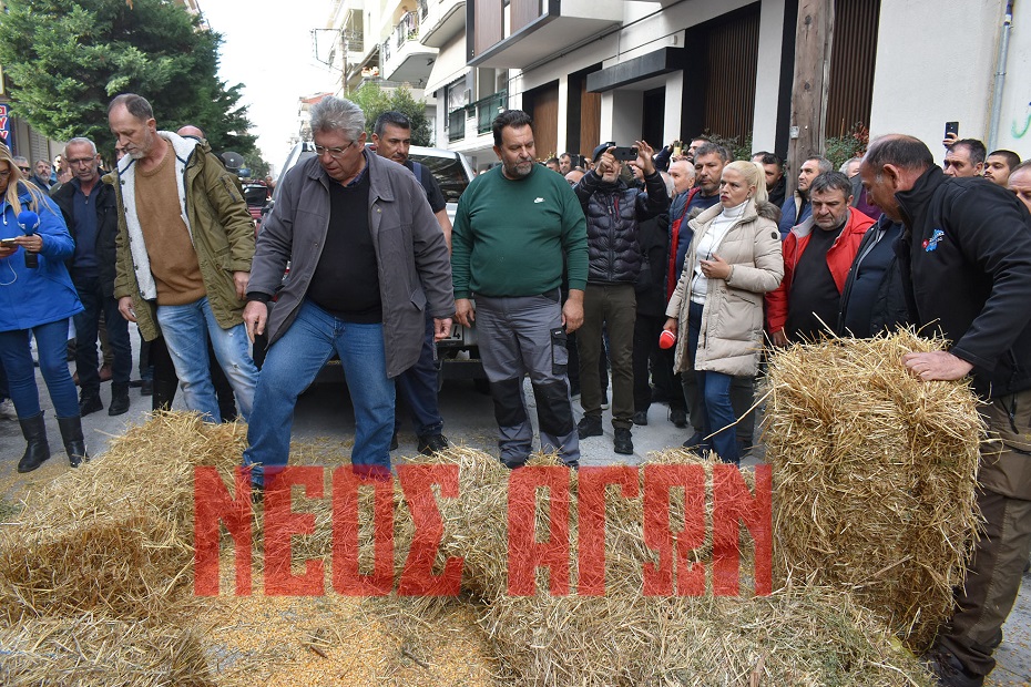 Καρδίτσα: Κινητοποίηση με τρακτέρ από τους αγροκτηνοτρόφους του μπλόκου στο γραφείο του Κ. Τσιάρα (ΦΩΤΟ)