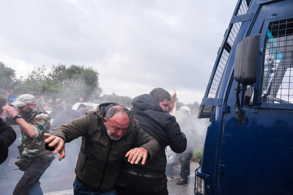 Ανυποχώρητοι οι αγρότες: Μπλόκα σε όλη τη χώρα, βίαια επεισόδια στην Κρήτη -Τραυματίστηκαν 8 αστυνομικοί, δύο συλλήψεις