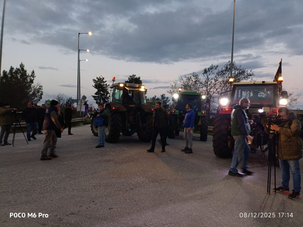 Αγρότες απέκλεισαν τους παραδρόμους στον κόμβο της Νίκαιας – Κλιμακώνουν τον αγώνα τους