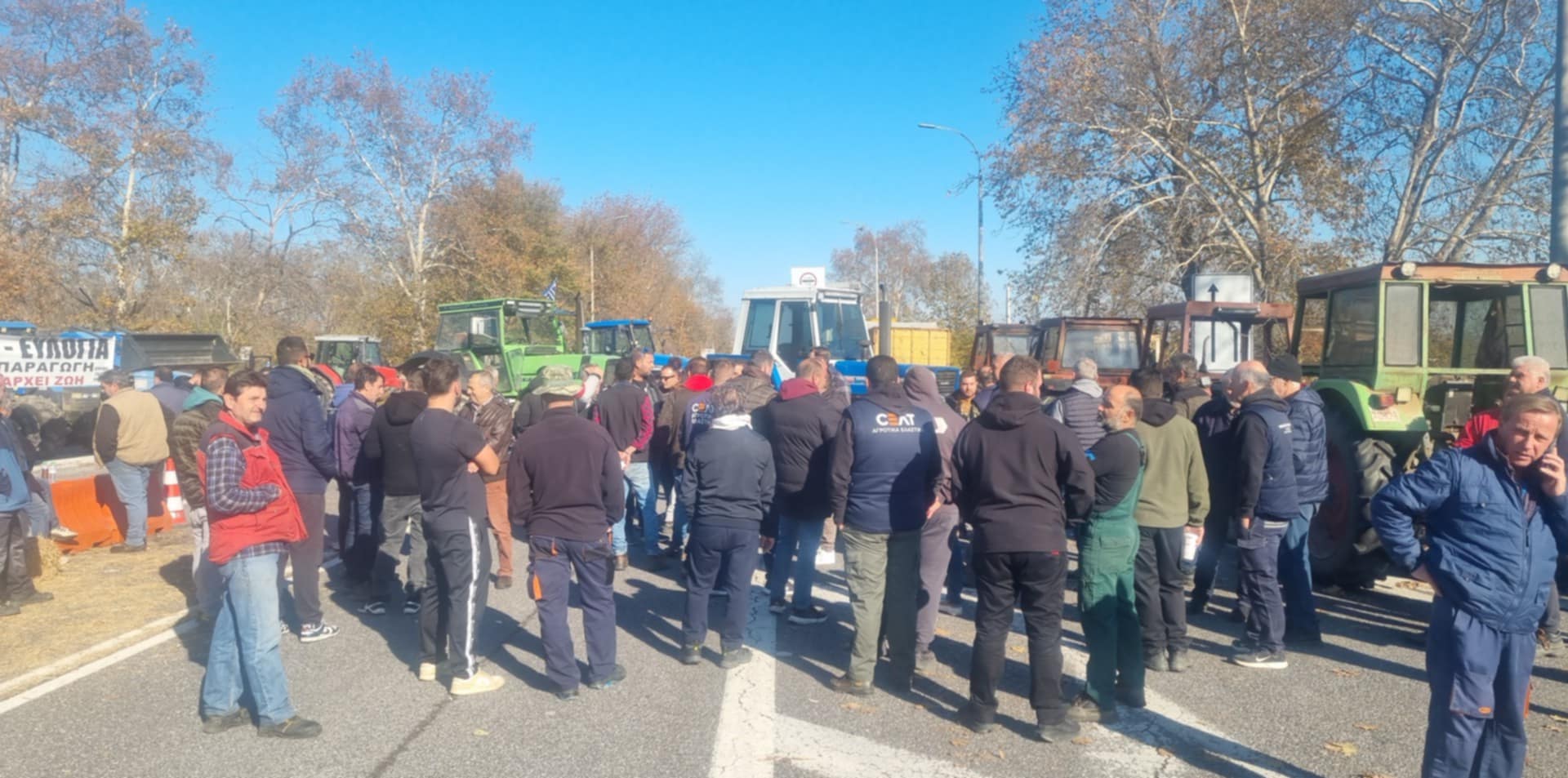 Έκλεισαν την παλιά Εθνική στον κόμβο Πυργετού αγρότες της περιοχής (ΦΩΤΟ)