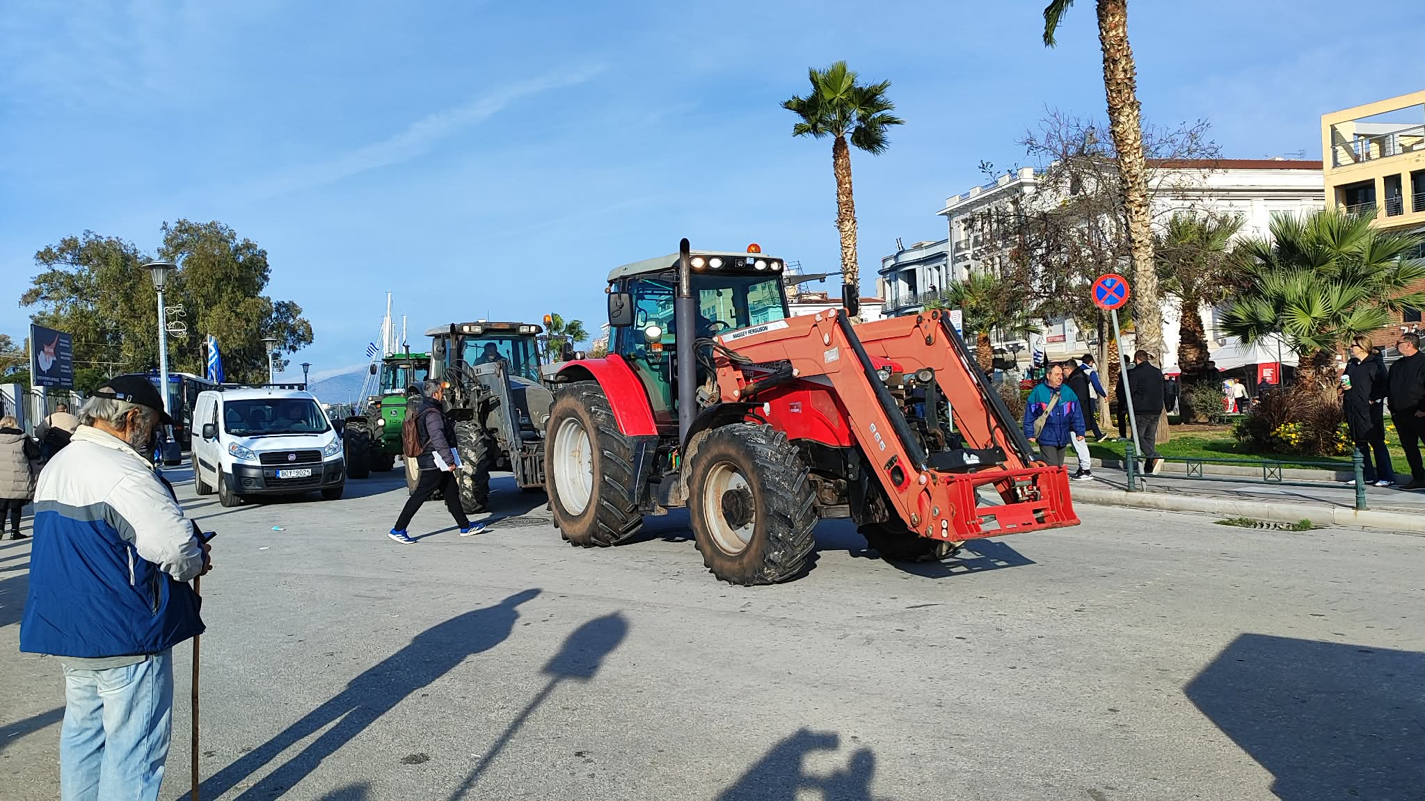 Αποκλεισμένο από στεριά και θάλασσα το λιμάνι του Βόλου -Έφτασαν οι αγρότες με  τρακτέρ και ψαράδες με τα καΐκια (ΦΩΤΟ+video)